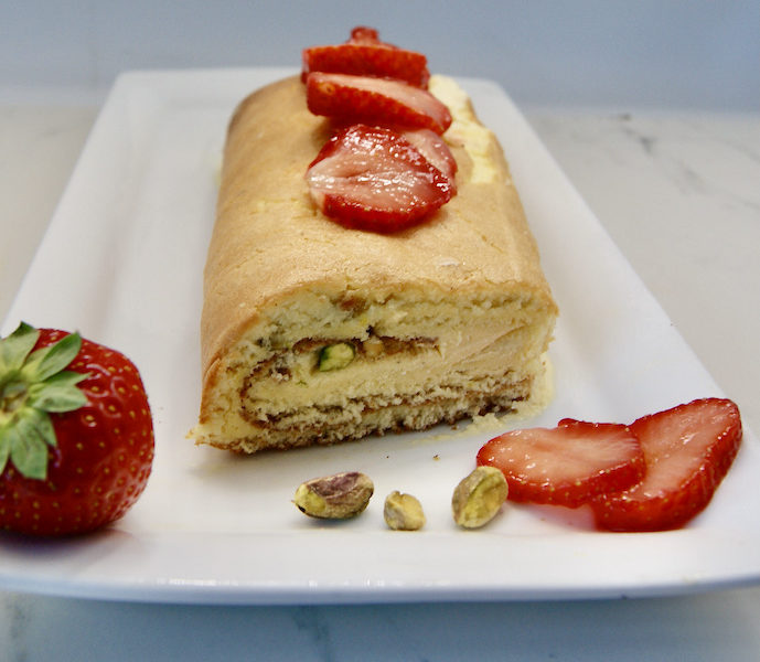 Biscuit roulé glacé aux fraises et pistaches