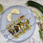 Brochettes de tofu et courgettes, sauce à la coriandre