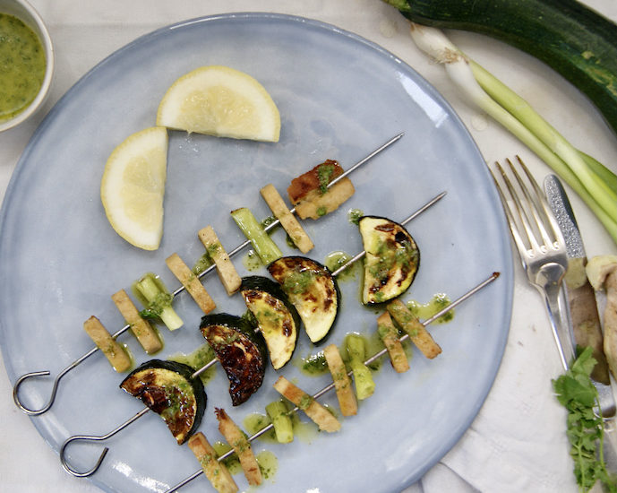 Brochettes de tofu et courgettes, sauce à la coriandre