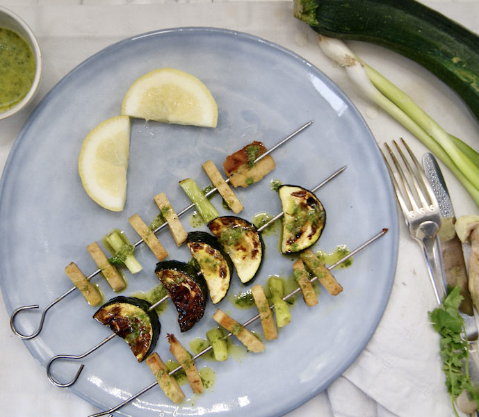 Brochettes de tofu et courgettes, sauce à la coriandre