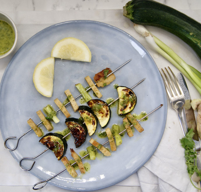 Brochettes de tofu et courgettes, sauce à la coriandre