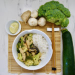 Curry de champignons, brocoli et courgette au tofu