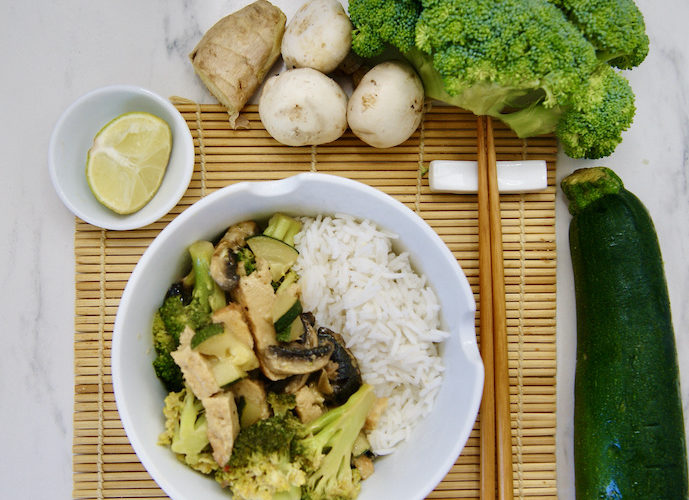 Curry de champignons, brocoli et courgette au tofu