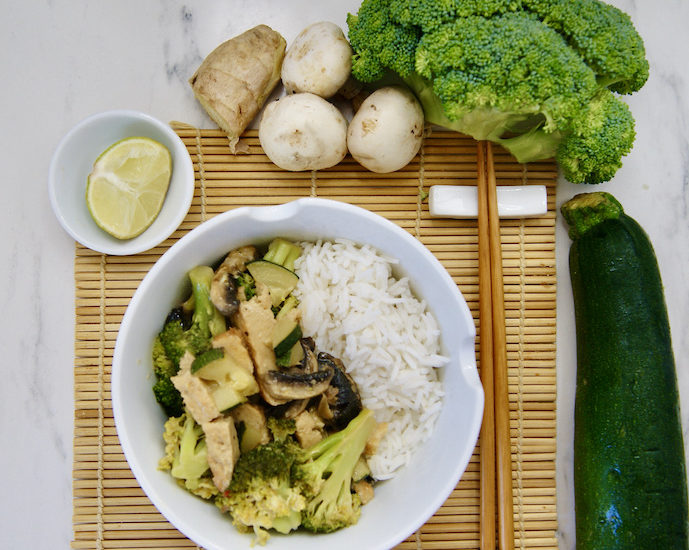 Curry de champignons, brocoli et courgette au tofu