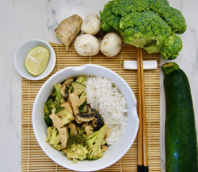 Curry de champignons, brocoli et courgette au tofu