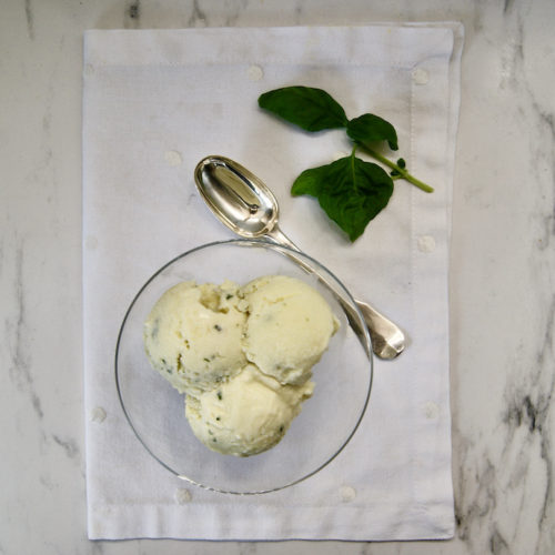 Glace au chocolat blanc et basilic