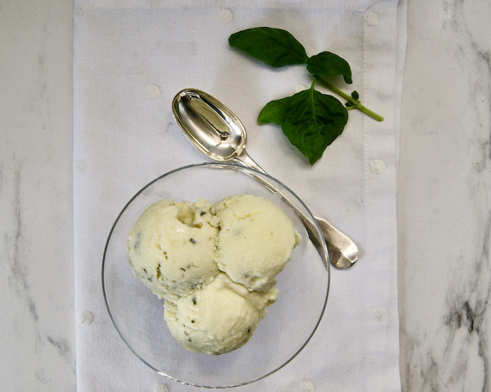 Glace au chocolat blanc et basilic