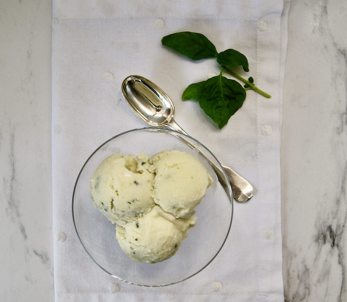 Glace au chocolat blanc et basilic