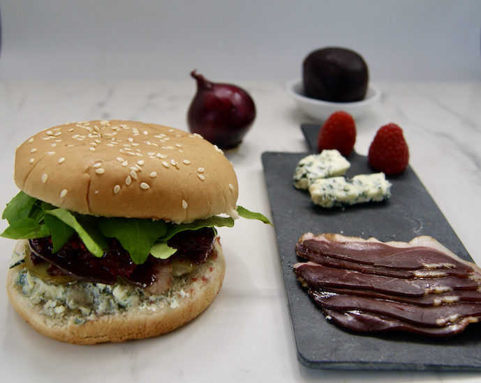 Hamburger au canard fumé et chutney de betteraves rouges aux framboises