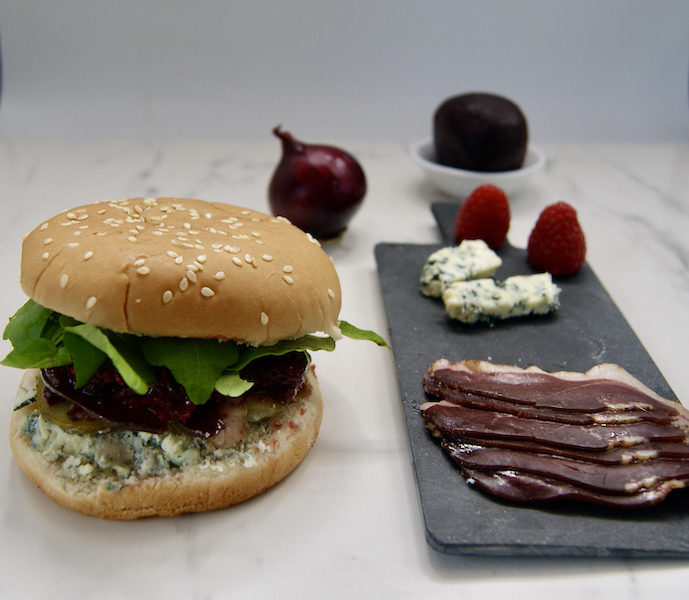 Hamburger au canard fumé et chutney de betteraves rouges aux framboises