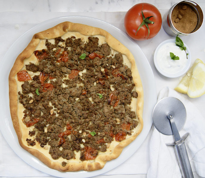 Pizza à l’agneau et yaourt à la menthe