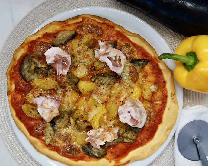 Pizza au poivron, aubergine et pancetta
