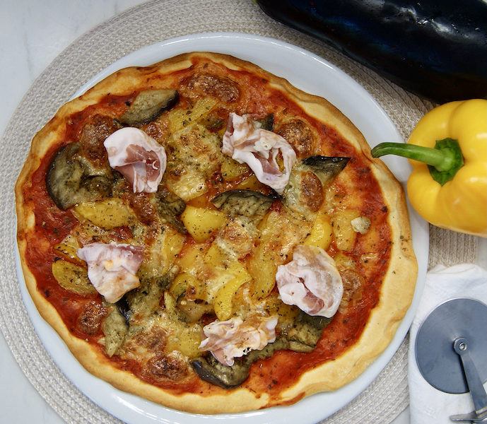 Pizza au poivron, aubergine et pancetta