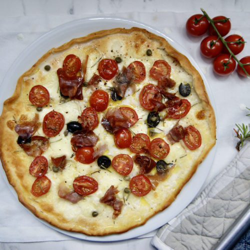 Pizza aux tomates, olives et romarin du jardin