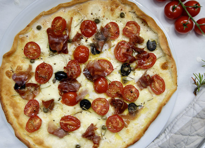 Pizza aux tomates, olives et romarin du jardin