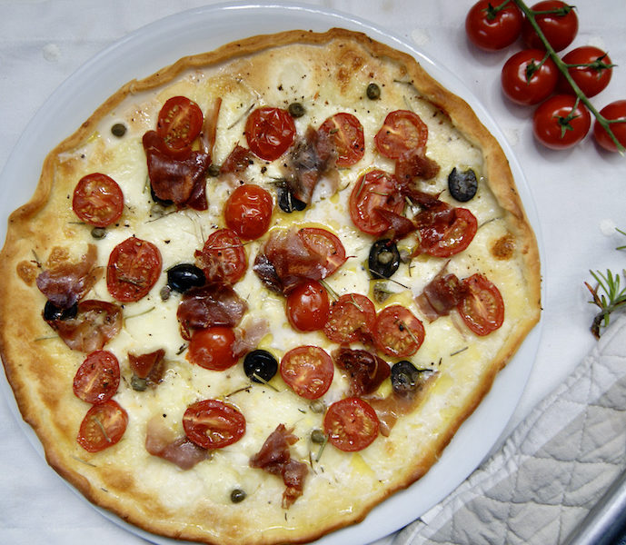 Pizza aux tomates, olives et romarin du jardin