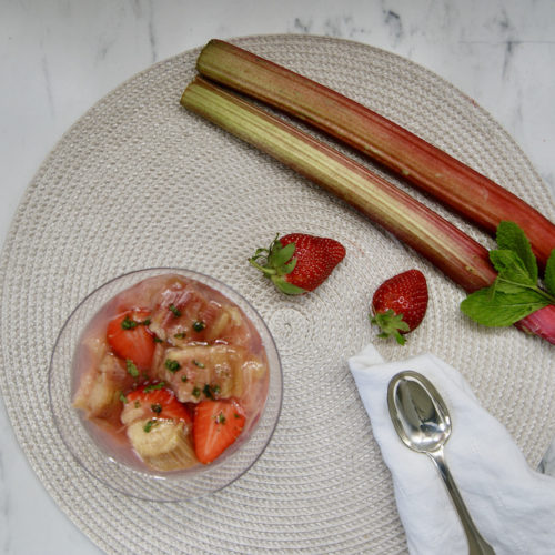 Petite nage de fraises et de rhubarbe