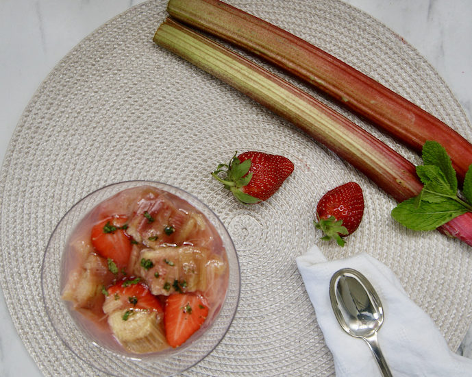 Petite nage de fraises et de rhubarbe