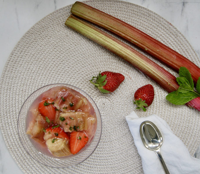 Petite nage de fraises et de rhubarbe