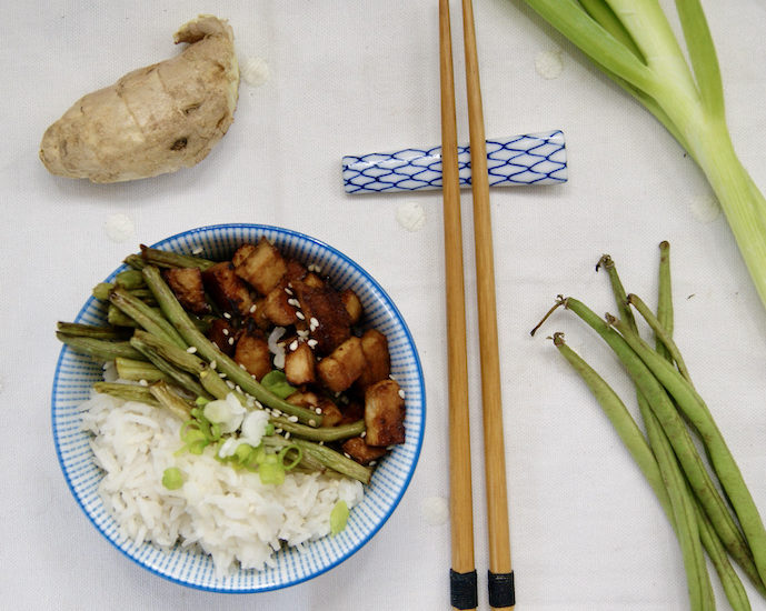 Tofu caramélisé, sésame et haricots verts