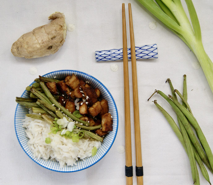 Tofu caramélisé, sésame et haricots verts