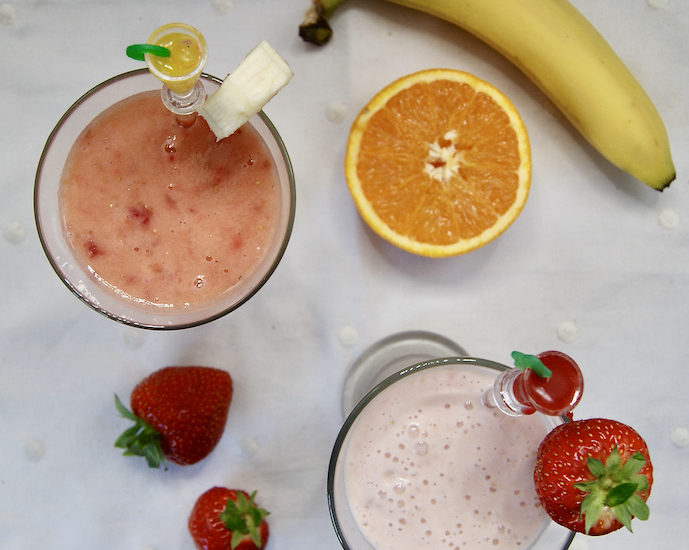 Smoothie banane-fraises-pêche et smoothie fraises
