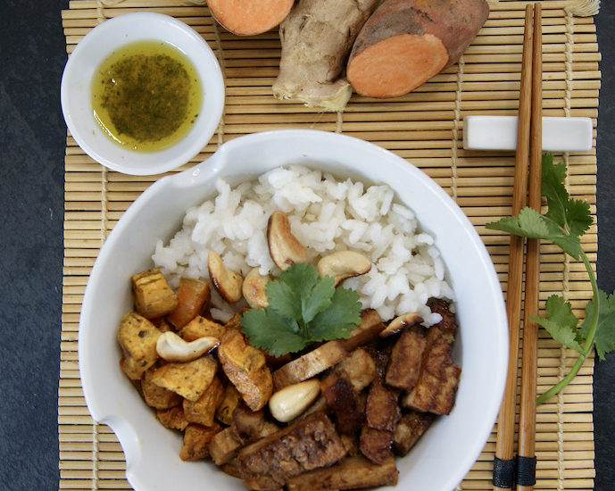 Poke bowl au tofu et aux patates douces