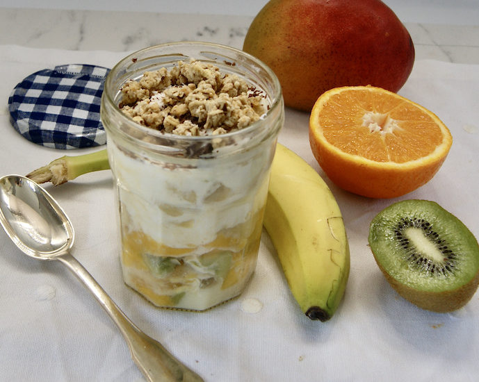 Salade de fruits au yaourt en pot