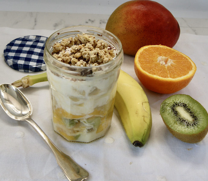 Salade de fruits au yaourt en pot