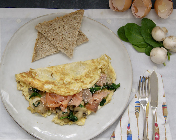 Omelette aux épinards, champignons et saumon fumé