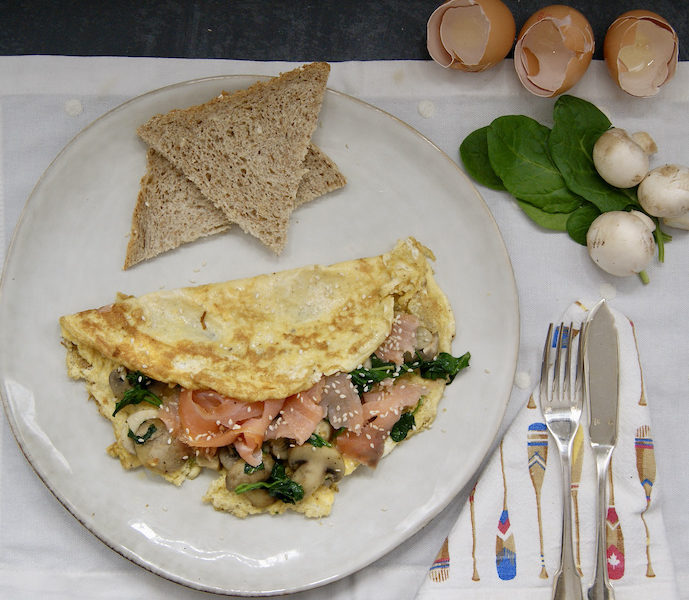 Omelette aux épinards, champignons et saumon fumé