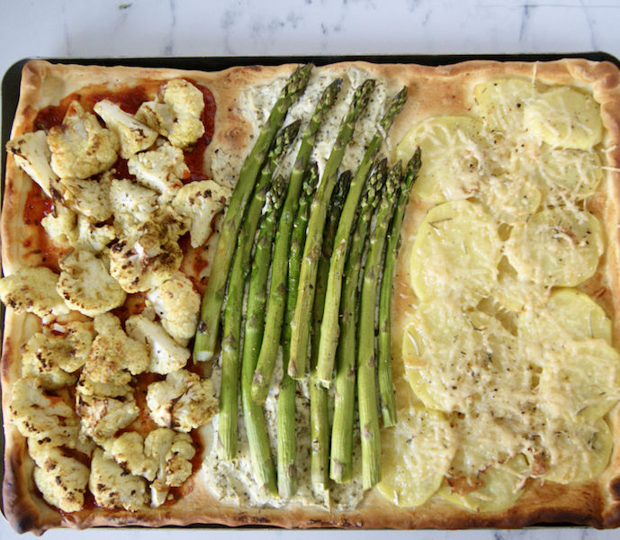 Grande pizza au chou-fleur, asperges et pommes de terre