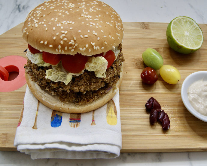 Burger au quinoa et haricots rouges, sauce tahini