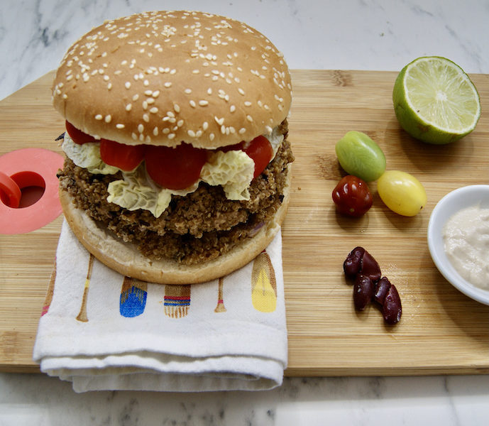 Burger au quinoa et haricots rouges, sauce tahini