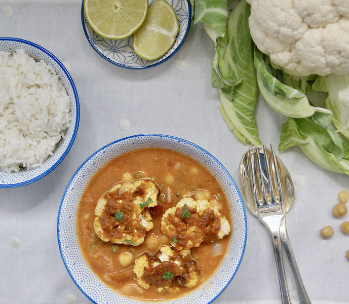 Curry de chou-fleur grillé, lentilles et pois chiches