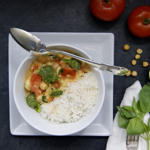 Curry de pois chiches, brocoli et tomates