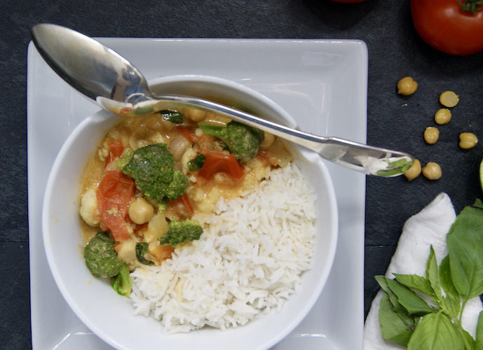 Curry de pois chiches, brocoli et tomates