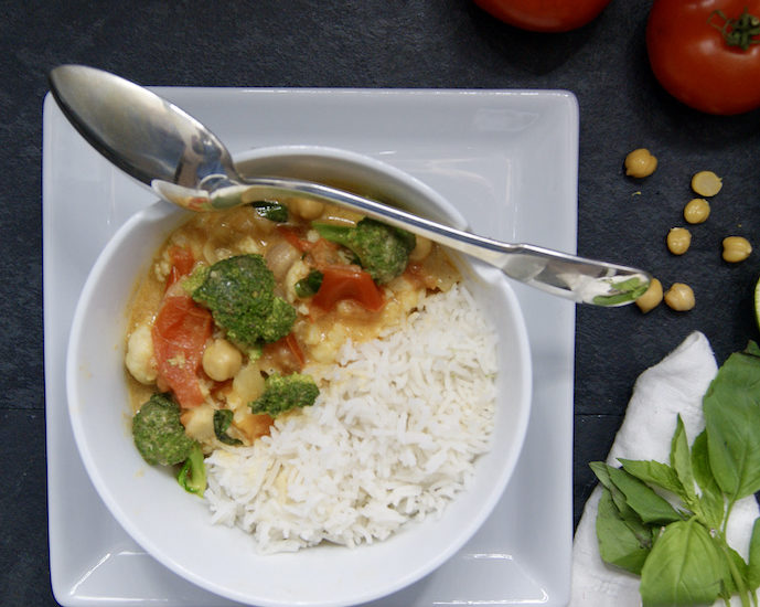 Curry de pois chiches, brocoli et tomates