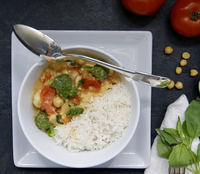 Curry de pois chiches, brocoli et tomates