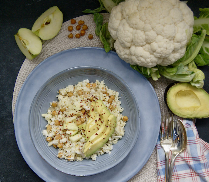 Semoule de chou-fleur aux pois chiches et avocat
