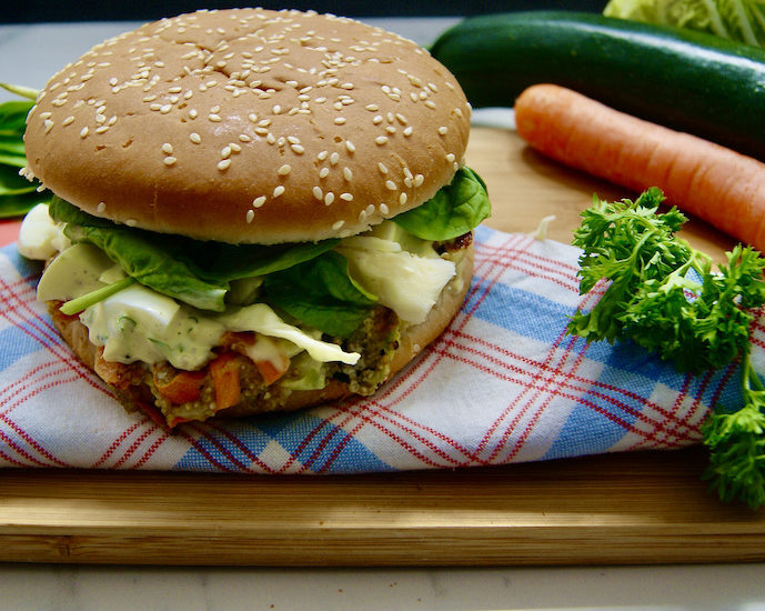 Burger au quinoa, carottes et courgette