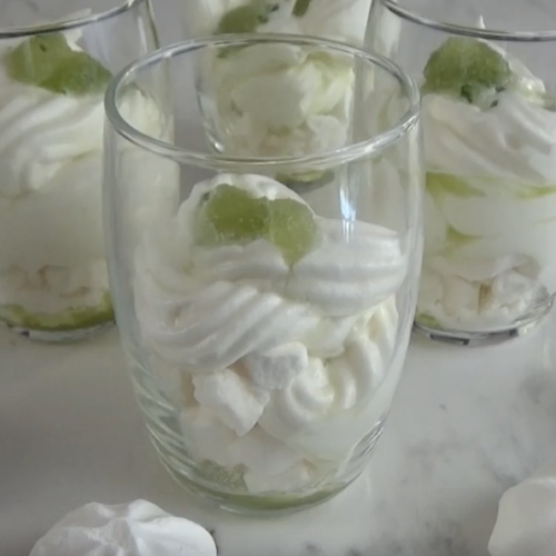 Mousse au chocolat blanc et granité au concombre