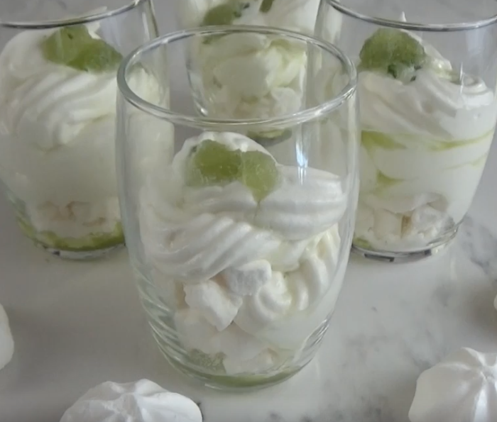 Mousse au chocolat blanc et granité au concombre