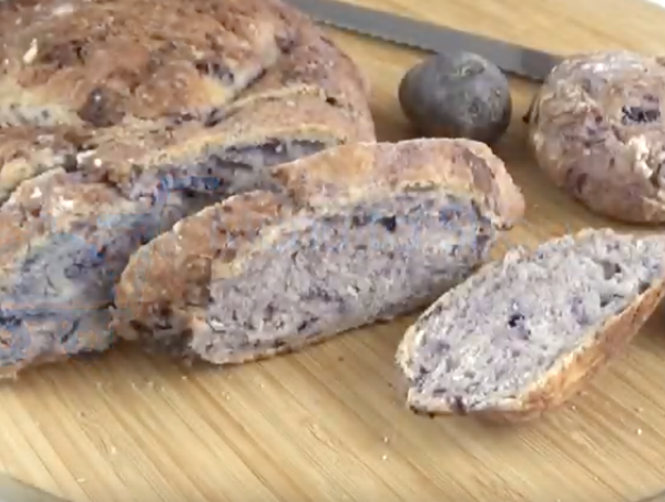 Pain aux pommes de terre violettes