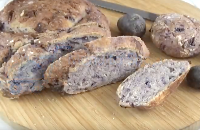 Pain aux pommes de terre violettes