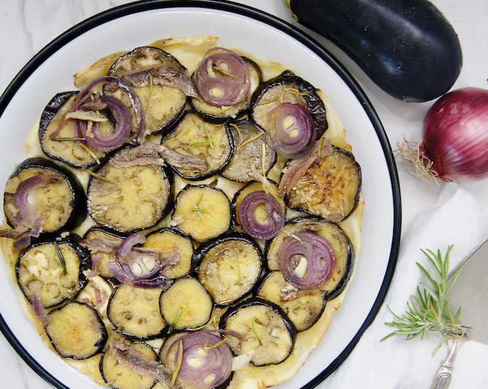 Tarte tatin d’aubergines aux anchois et oignons rouges