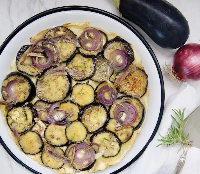 Tarte tatin d’aubergines aux anchois et oignons rouges