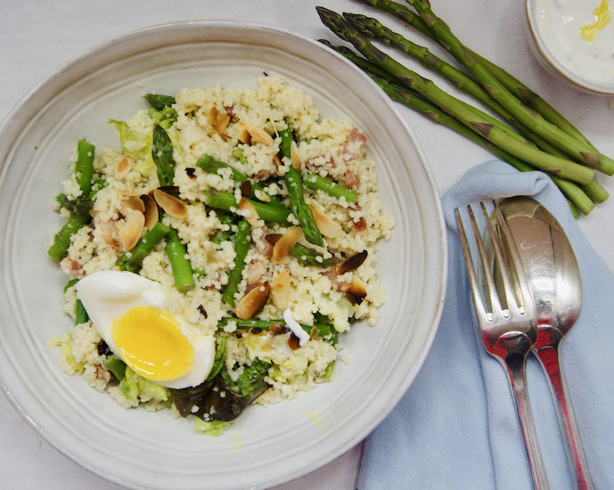Semoule aux asperges, oeufs et lardons
