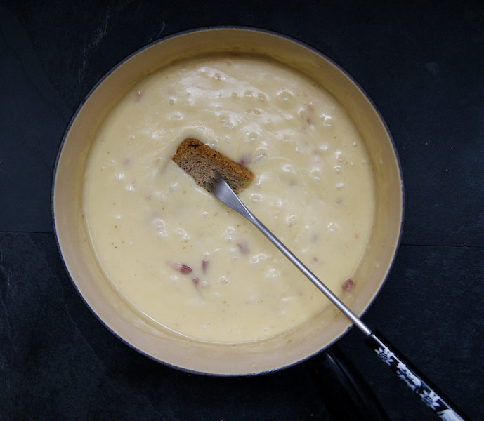 Fondue à la bière et aux lardons