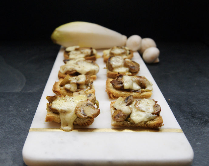 Toasts à la raclette, aux endives et aux champignons